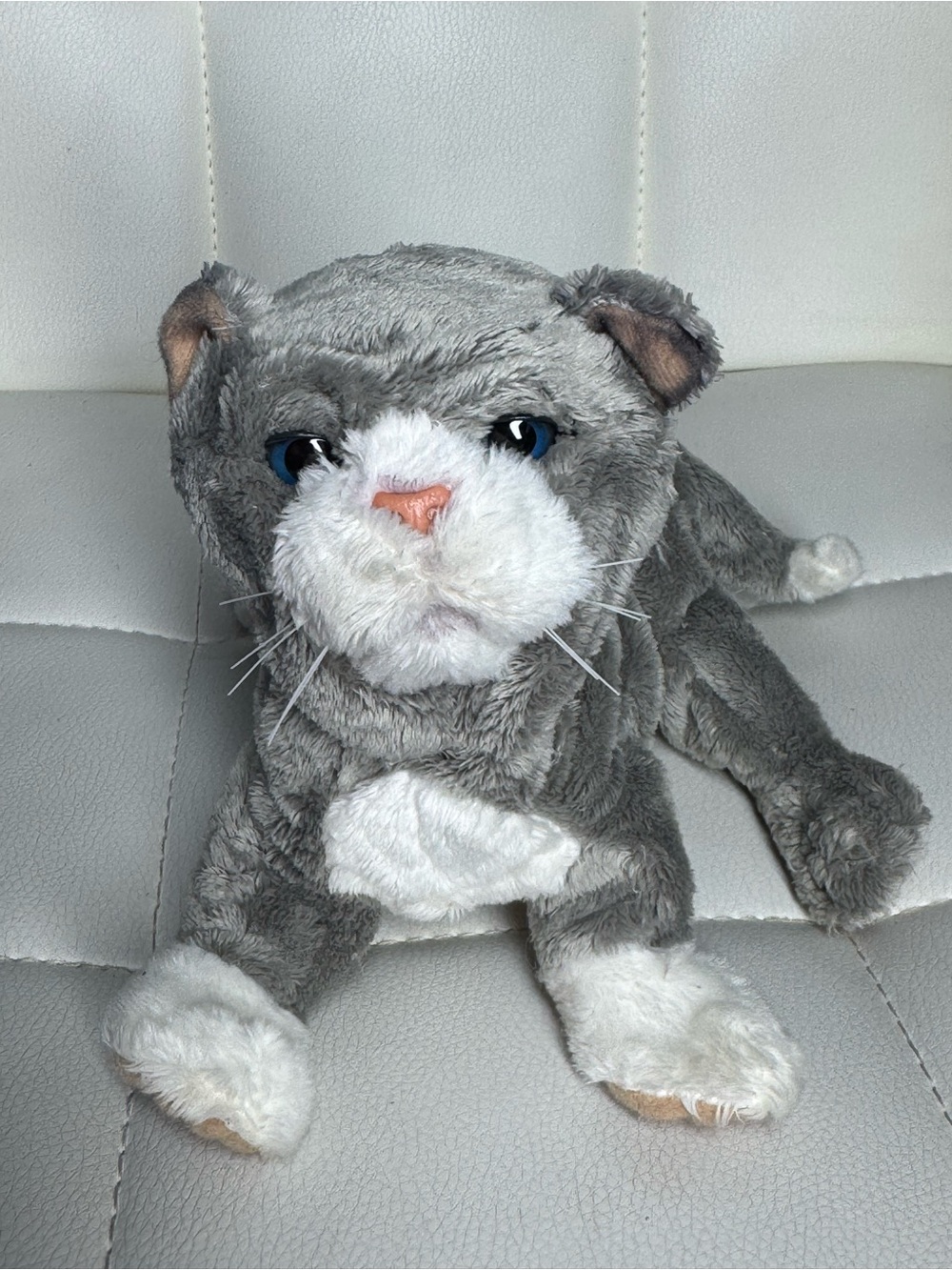 FurReal Friends Newborn Silver
Mitted Kitten Electronic Pet